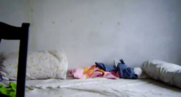 ລາວໄດ້ລົບກວນເມຍຈາກການອ່ານນະວະນິຍາຍທີ່ໜ້າສົນໃຈແລະຈັດໃຫ້ລາວມີເພດສຳພັນທີ່ລືມບໍ່ໄດ້.