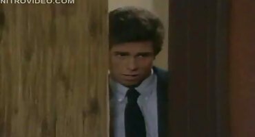 ແມ່ຍິງທີ່ເມົາເຫຼົ້າພ້ອມທີ່ຈະດູດສອງ cocks ໃນເວລາດຽວກັນຢູ່ໃນຕາຕະລາງໃນລະຫວ່າງການຄ່ໍາ.