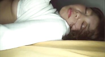 Brunette ເຮັດ blowjob ແລະກືນກິນ.