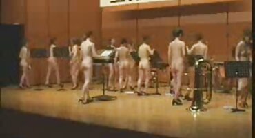 ເດັກນ້ອຍນັກຮຽນເຂົ້າຮ່ວມໃນກຸ່ມແກgangງກົ້ນ.