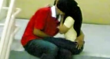 Nicole Sage ໄດ້ຮັບກົ້ນຂອງນາງ fucked ເພື່ອກໍາຈັດອາການຄັນທາງຮູທະວານ.