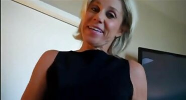 Alice undresses ແລະ basks ໃນຕຽງນອນ.