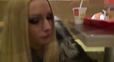 Milf ກັບ tits ຊິລິໂຄນໄດ້ເຂົ້າຮ່ວມການຮ່ວມເພດຂອງ stepdaughter ແລະແຟນຂອງນາງ.