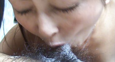 Mike Angelo ປອນກົ້ນແຫນ້ນຂອງແຟນສອງຄົນ.