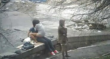 ກແມ້ວຍິງ Lena ຍິ້ມ.