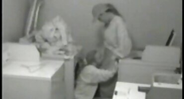 ນັກຮຽນເບິ່ງຜູ້ຊາຍທີ່ໄລ່ຕາມຜູ້ຊາຍຫົວລ້ານ.