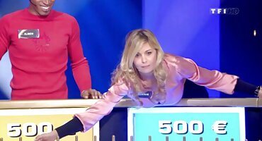 ເດັກຍິງລັດເຊຍນວດມ້າໃນຕອນເຊົ້າ.