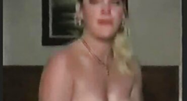 Brunette fucked ໂດຍນັກທຸລະກິດ. ຫຼິ້ນກັບ cock ຍາວ.