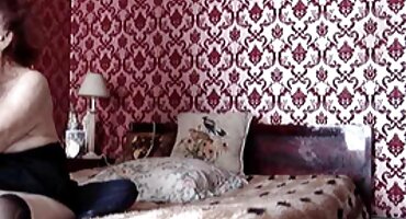 Redhead ບາດເຈັບແລະອະນຸຍາດໃຫ້ fuck ຕົນເອງ.