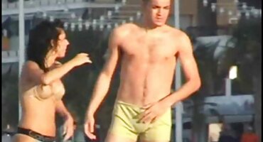 ເດັກຍິງດູດ cock ທັງແສງສະຫວ່າງຫຼືອາລຸນ.