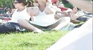 ເດັກຍິງ Naked dabbling ກັບເຄື່ອງສັ່ນສະເທືອນ.