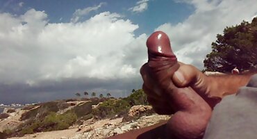 ນັກກິລາບານເຕະສາມຄົນຫຼີ້ນກັບ cock.