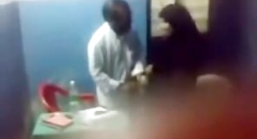 ຍິງຫນຸ່ມສະແດງໃຫ້ເຫັນ pussy.