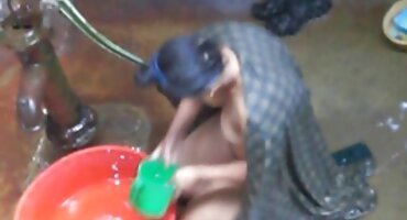 ແມ່ຍິງ bitchy ໄດ້ຮັບ fucked ໃນເຕົາໄຟກັບເພື່ອນບ້ານ.