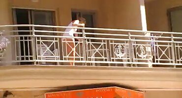 ຍິງຫນຸ່ມຂີ່ລົດ cock ໃຫຍ່ຂອງເພື່ອນຂອງນາງ.