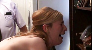 ນາງມີເພດສໍາພັນກັບນັກປະພັນ.