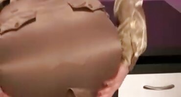 ທີ່ສໍາຄັນ seduces ເດັກຍິງແລະເຮັດໃຫ້ນາງ fuck.