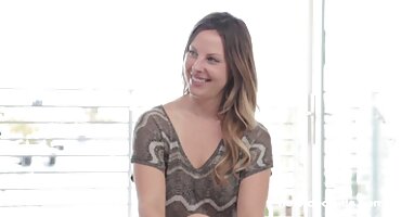 Chick ກັບຫມວກໄດ້ຮັບ fucked ໃນການສໍາພາດວຽກ.