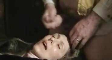 Pounding ຍາກໃນ pussy ຂອງ brunette ເຕັມ.