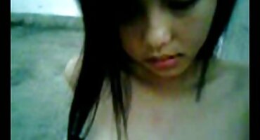 ສັງເກດເບິ່ງດ້ວຍຄວາມສົນໃຈເປັນ Kent jerks cock ລາວ.