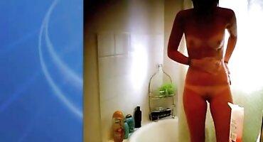 ນາງດູດແລະ masturbates,ນັ່ງຢູ່ເທິງໄກ່. ວິດີໂອ porn ນັກສມັກເລ່ນ.