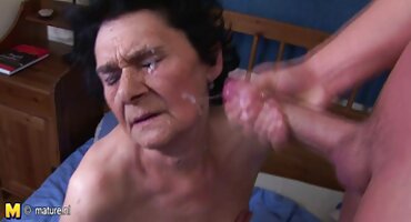 Anissa ຢືນຢູ່ກັບມະເຮັງແລະ fucks ກັບເພື່ອນສີດໍາ.