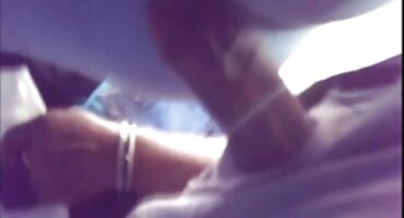 ຄົນຮັກ fuck passionately ຢູ່ເທິງຕຽງທີ່ມີກີບດອກກຸຫລາບ.