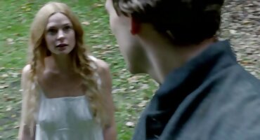 Stylist ໄດ້ມີເດັກຍິງທີ່ມີສາຍກ່ຽວກັບການເປັນ,ການວັດແທກຂອງນາງ.