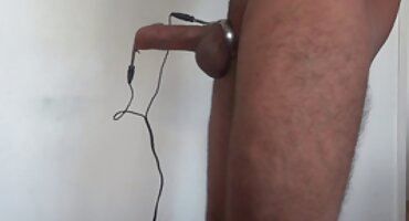 Nadia NyCe ຫມຸນສະໂພກຂອງນາງຢູ່ເທິງໄກ່.