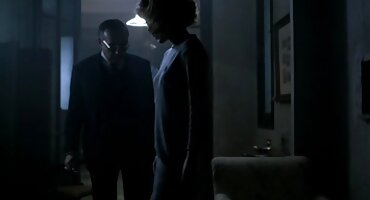 Stepmom ດູດ stepson ແລະມ້ວນກັບລາວຢູ່ໃນຕຽງ.