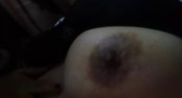 Brunette fucked ໃນສອງຮູທີ່ມີມືອາຊີບທາງເພດ.