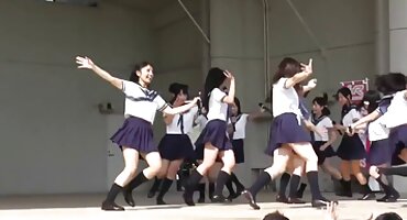 K QuinnLer Quinn ພະຍາຍາມອາຫານແລະ cocks.