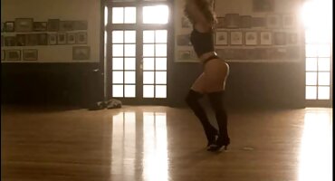 ການເລຍ pussy ຂອງລູກລ້ຽງ.