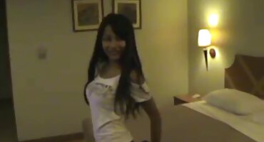 ເຈົ້າສາວດູດ groom ແລະຂັບເຄື່ອນ cock ລາວ.