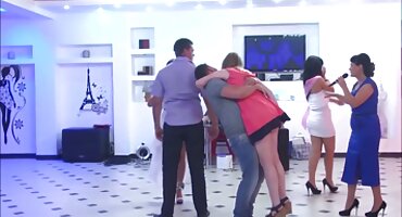 ຮ່ວມເພດກັບຄົນແປກຫນ້າໃນລົດສໍາລັບເງິນ.