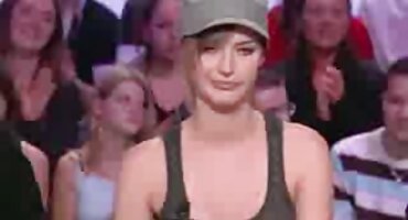 Brunette ເຮັດໃຫ້ກົ້ນໄດ້ຮັບການ ripped.