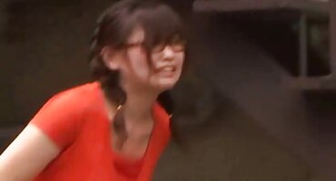 Brunette whipped ຢູ່ບ່ອນເຮັດວຽກ.