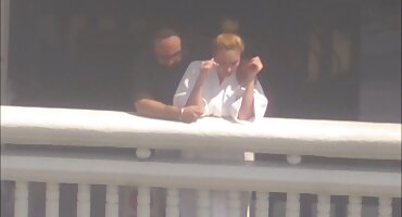 Tits ອັນສູງສົ່ງກອດ cock ແລະສົບມີນ້ໍາດູດມັນ.