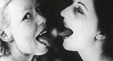 ໃນເດີ່ນ fucking ແລະໃນແດດ.