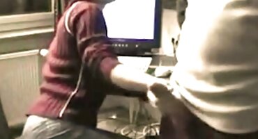 Hot redhead bitch ດູດ cock ຂອງຜູ້ຫຼິ້ນເພື່ອລົບກວນລາວຈາກຄອມພິວເຕີ.