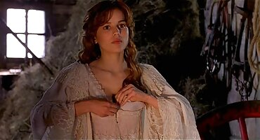 Pervert fucks ສີນ້ຳຕານຢູ່ເທິງບ່ອນນອນ.