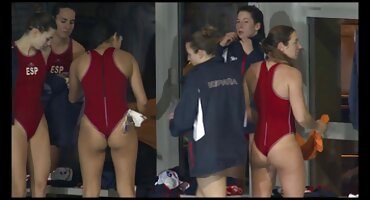 Brunette ໄດ້ອາບນ້ໍາແລະມີເພດສໍາພັນກັບນັກກິລາ.