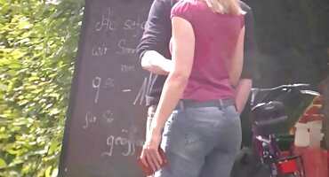 ນັກກິລາຫນຸ່ມອອກກໍາລັງກາຍແລະ undresses.