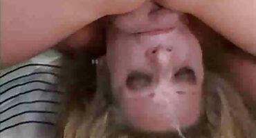 ຕ່ອງໂສ້ Katie Kash ແລະຈືນ pussy ຂອງນາງດ້ວຍນິ້ວມືຂອງນາງ.
