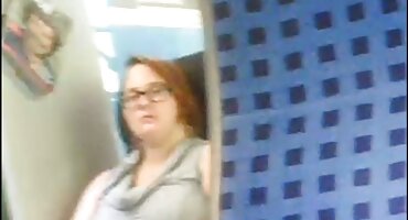 Mia Bandini:ກົ້ນຢູ່ໃນເດີ່ນເທິງບ່ອນນອນແດດ.