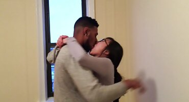 Globular Eliza Allure ຂັບເຄື່ອນ cock ຂອງຜູ້ຊາຍສີດໍາ.