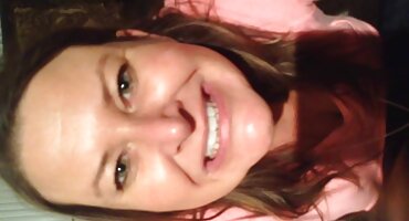 ເດັກຍິງ fingering pussy ເພື່ອປບັໃນວິທີການເຮັດວຽກ.