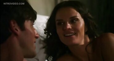 Shalina Devine ຍອມຈໍານົນດ້ວຍຜ້າມ່ານຢູ່ເທິງຕາຂອງນາງ.