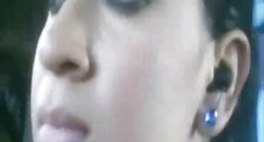 ແມ່ຫມ້າຍດູດແລະ fucks.