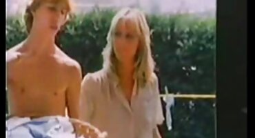 asmAsmine Gre gioca ຫຼິ້ນກັບຫີຂອງນາງ.